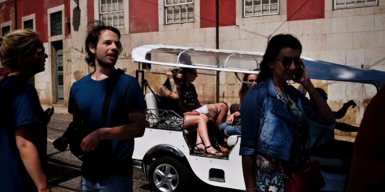 Lisboa limita el número de tuk-tuks en el centro y sorprende a los turistas