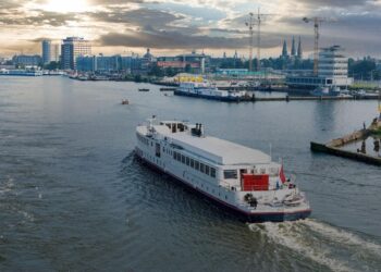 Ámsterdam reduce el número de cruceros turísticos para frenar la masificación