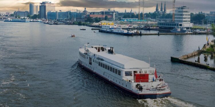 Ámsterdam reduce el número de cruceros turísticos para frenar la masificación