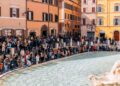 Una turista es multada en Roma tras bañarse en una fuente histórica