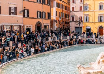 Una turista es multada en Roma tras bañarse en una fuente histórica