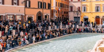 Una turista es multada en Roma tras bañarse en una fuente histórica