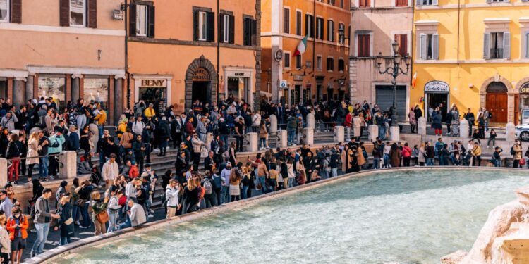 Una turista es multada en Roma tras bañarse en una fuente histórica